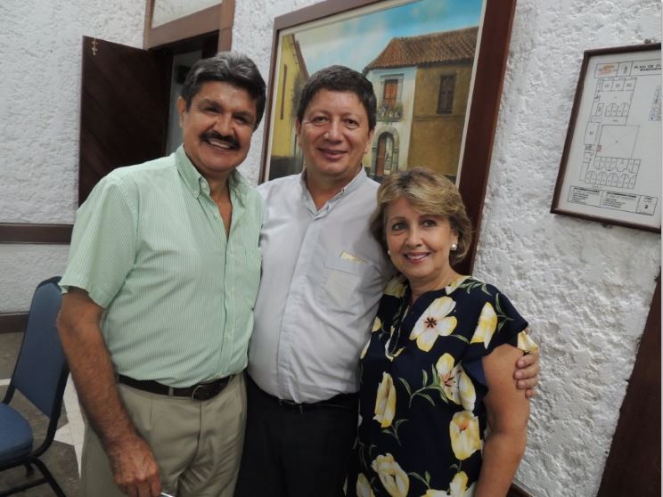 El padre Juan Carlos Liévano acompañado de los esposos Yimi Numa y Constanza 